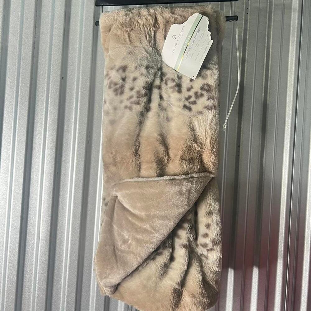 Room & Retreat BRAND NEW  Snow Leopard  blanket Throw blanket
